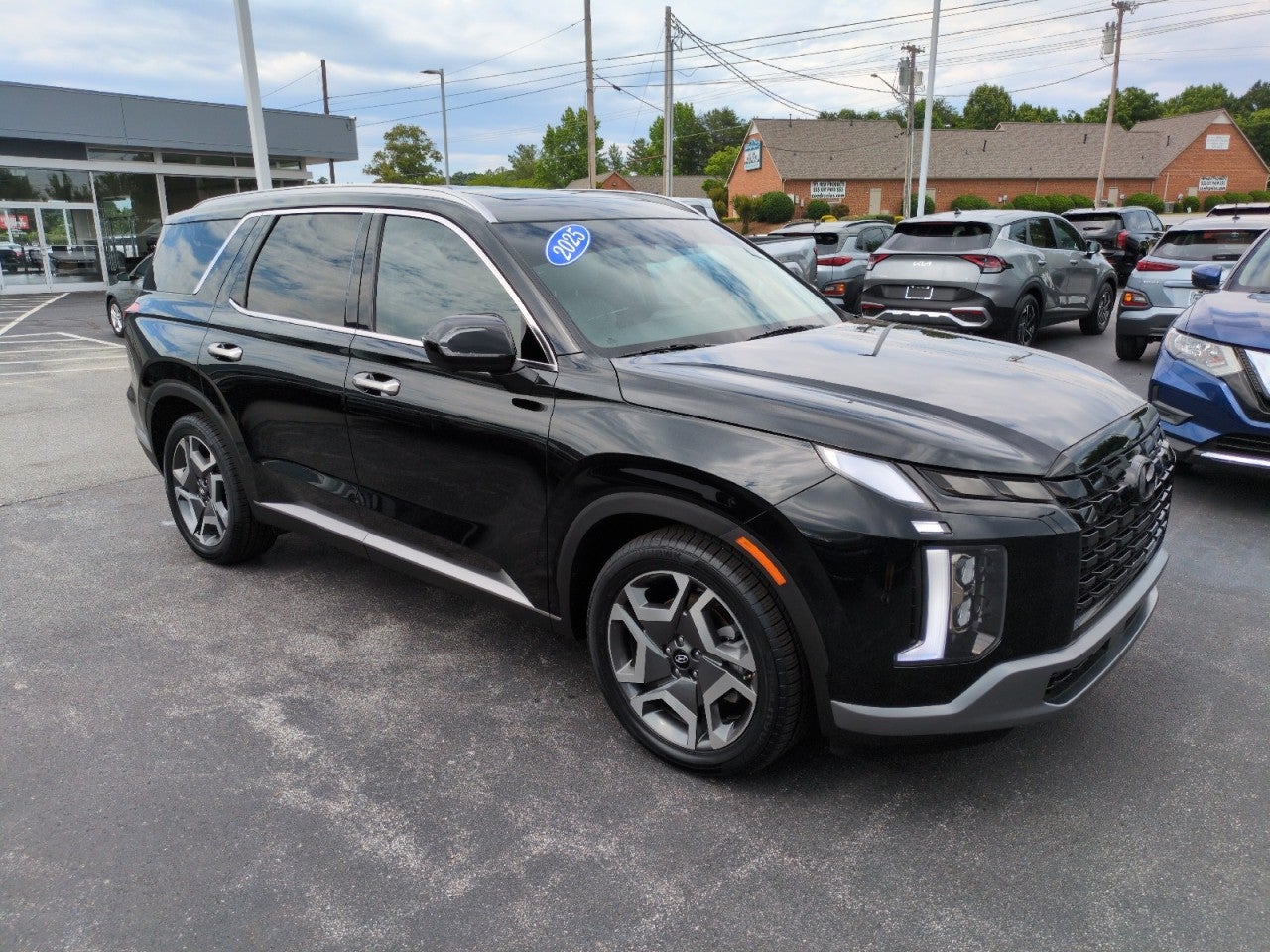 2025 Hyundai PALISADE SEL Premium 8P in Abyss Black — front three-quarter view